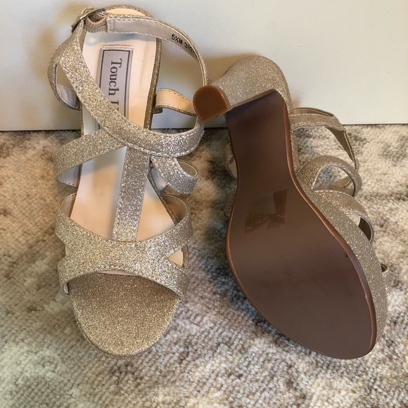 5.5 Touch Ups gold/beige heels - Picture 3 of 5